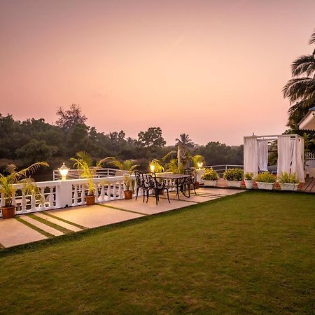 Stone Wood Riverfront Resort, Siolim Exterior photo