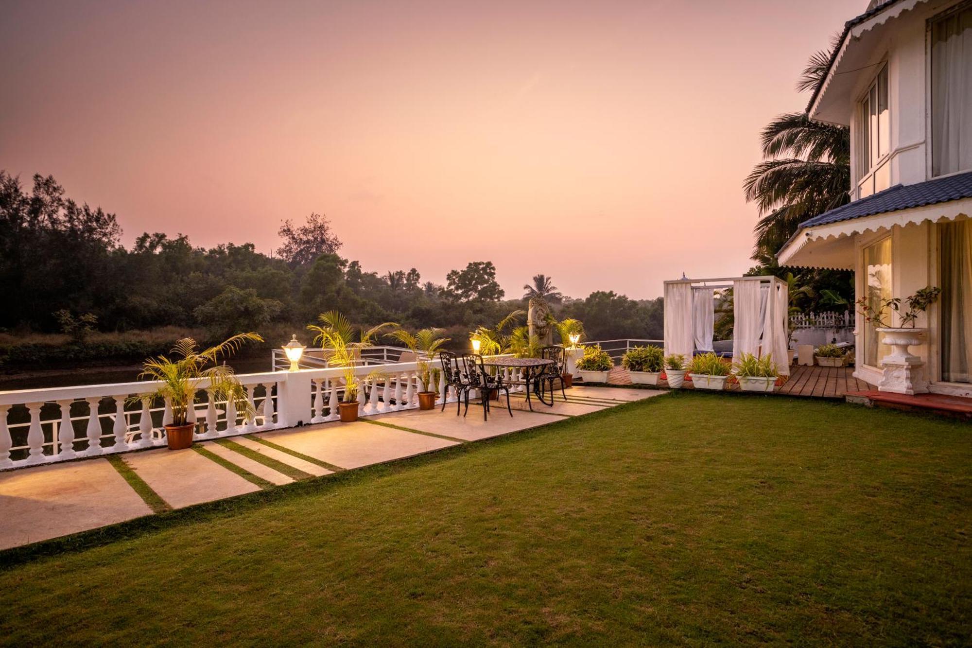 Stone Wood Riverfront Resort, Siolim Exterior photo