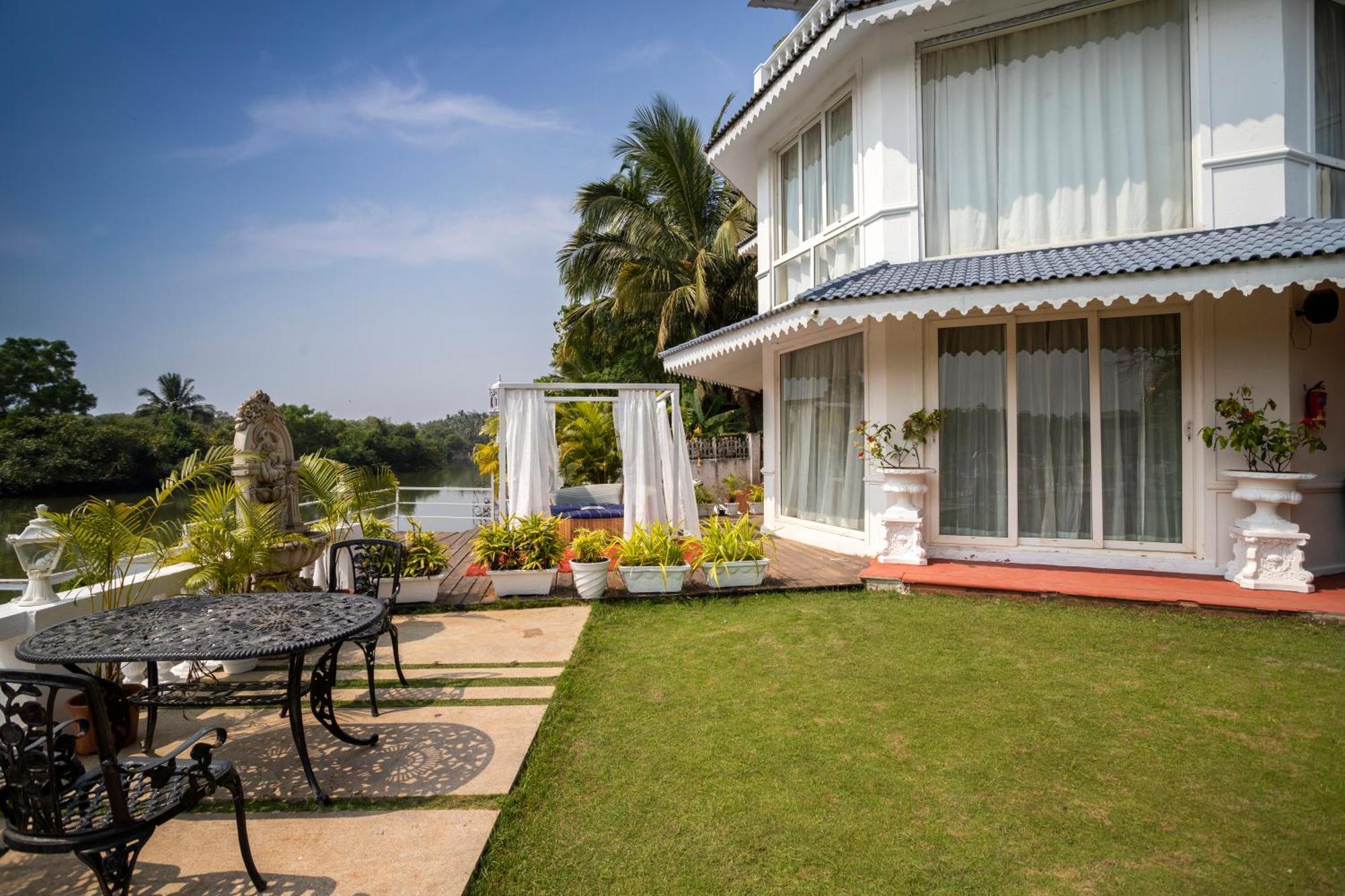 Stone Wood Riverfront Resort, Siolim Exterior photo