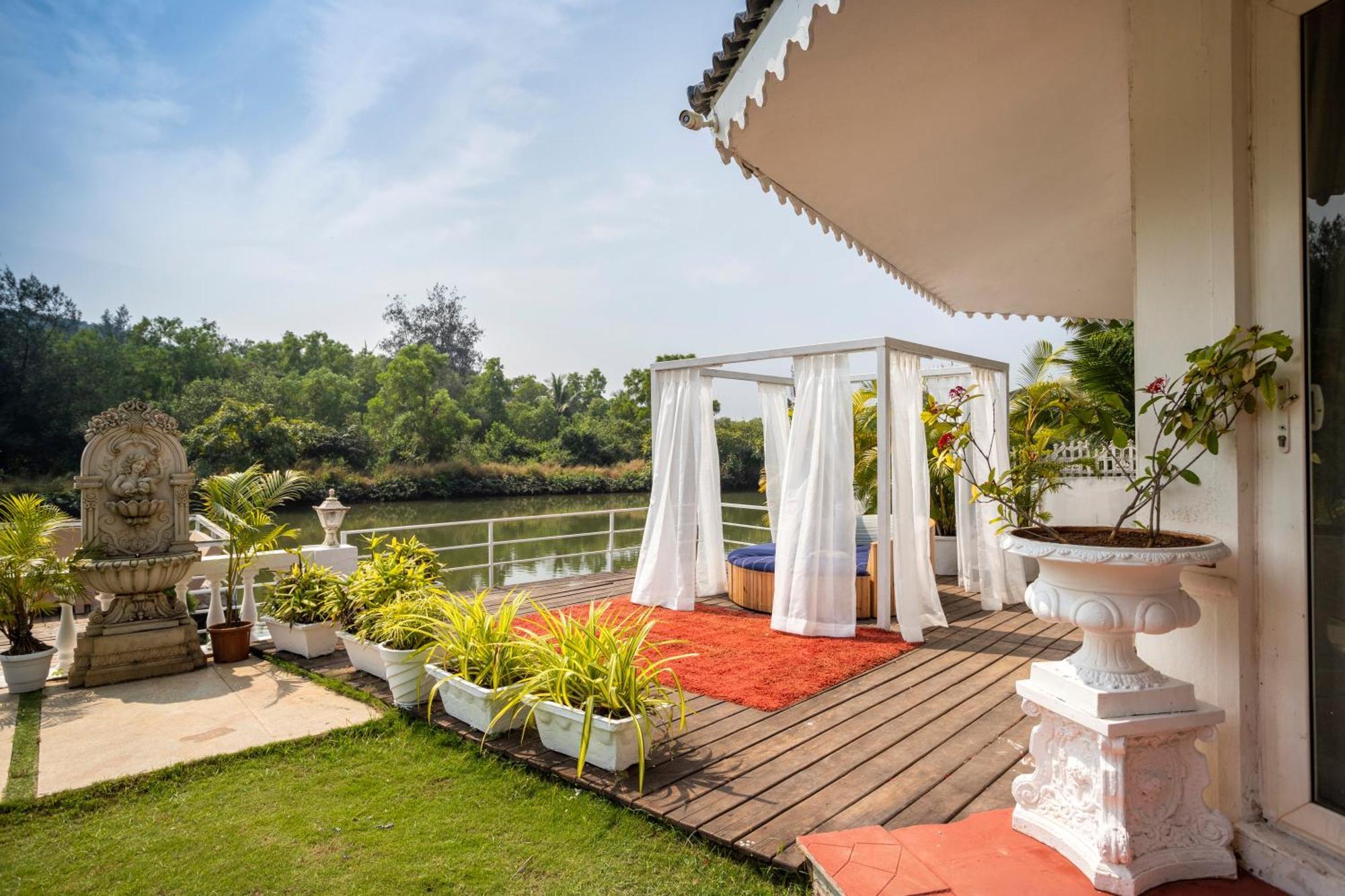 Stone Wood Riverfront Resort, Siolim Exterior photo