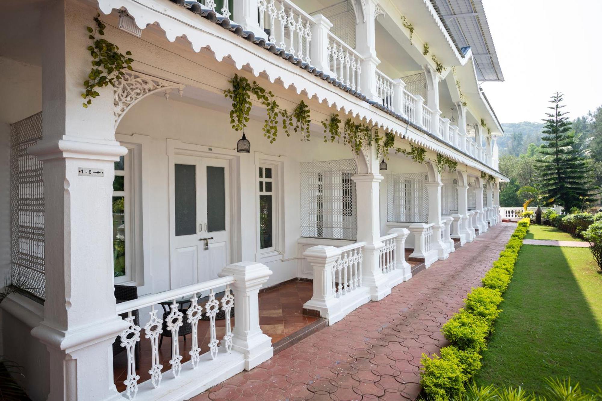 Stone Wood Riverfront Resort, Siolim Exterior photo