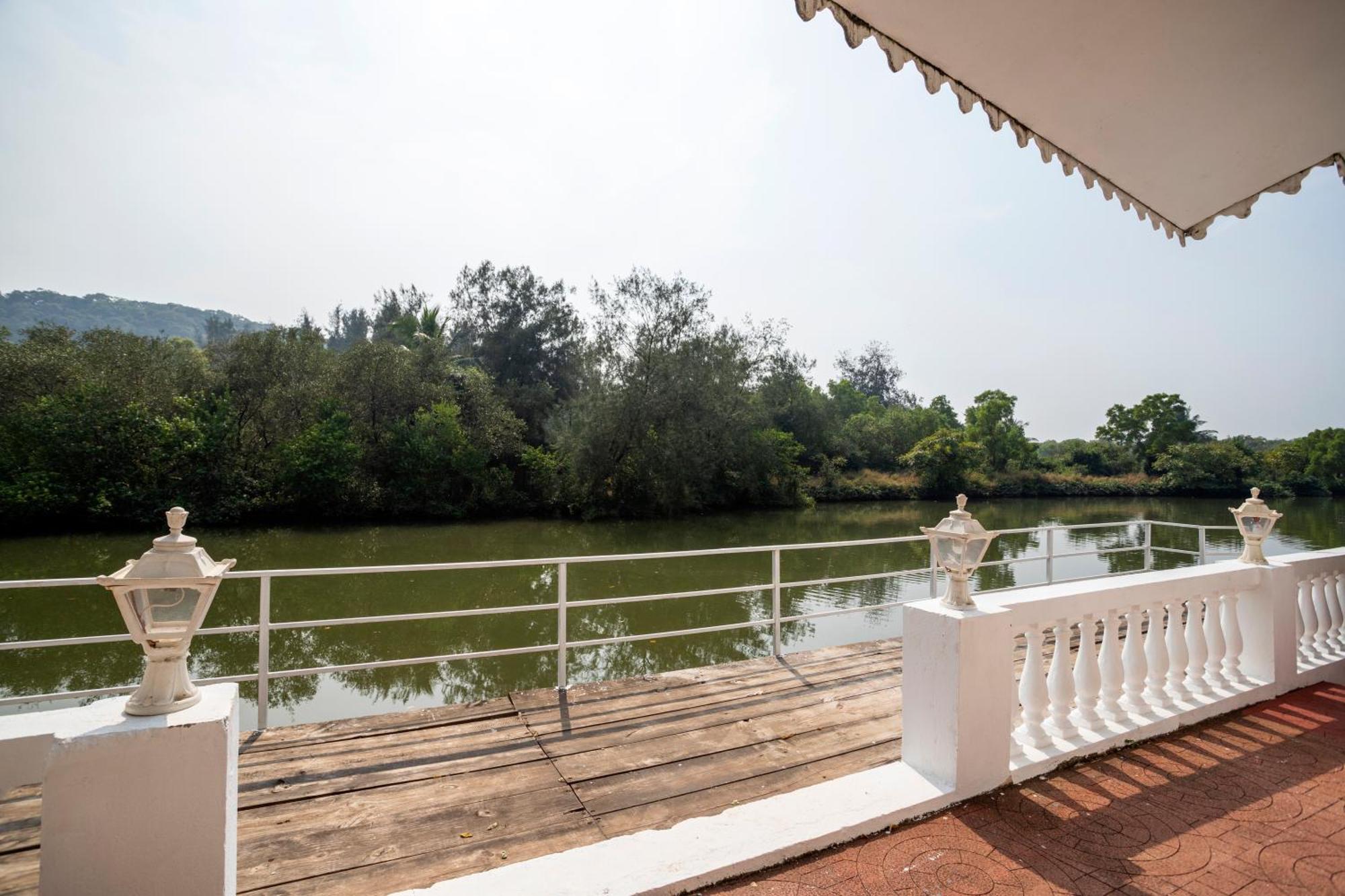 Stone Wood Riverfront Resort, Siolim Exterior photo