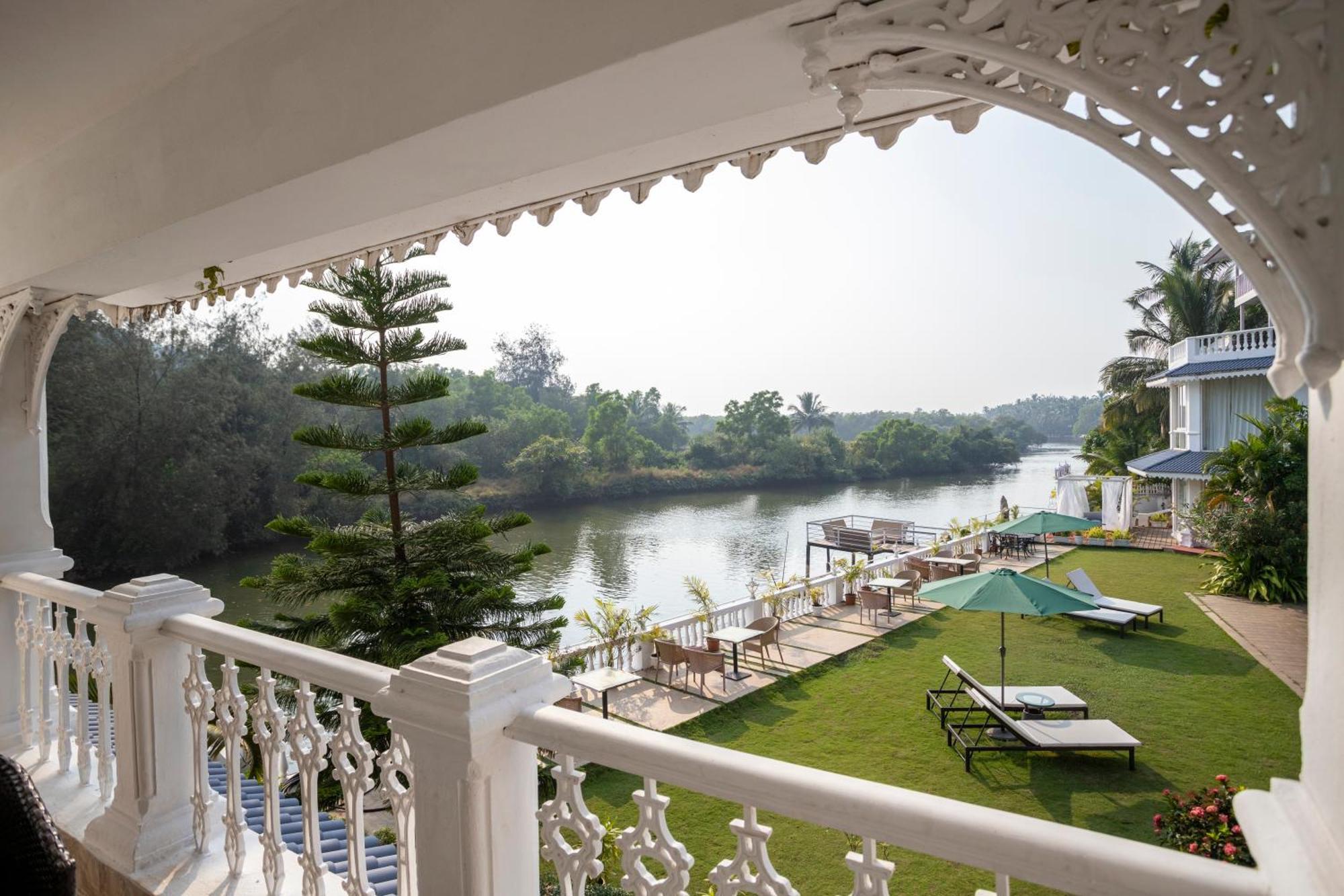 Stone Wood Riverfront Resort, Siolim Exterior photo