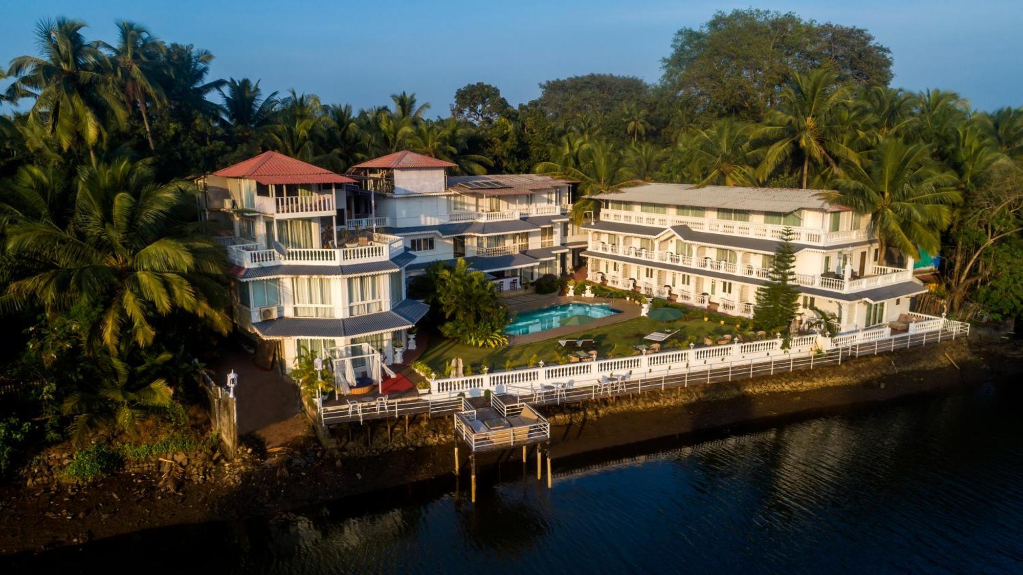 Stone Wood Riverfront Resort, Siolim Exterior photo