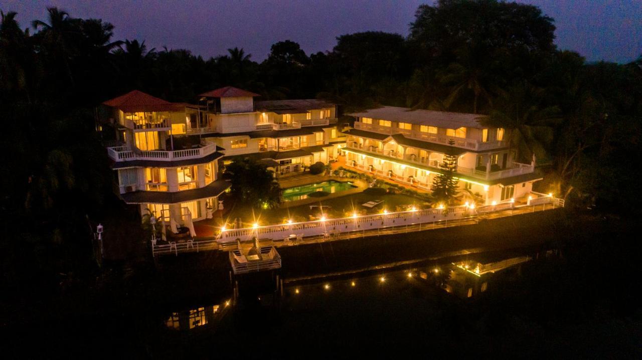 Stone Wood Riverfront Resort, Siolim Exterior photo