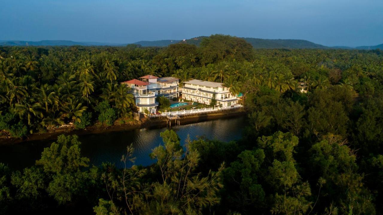 Stone Wood Riverfront Resort, Siolim Exterior photo